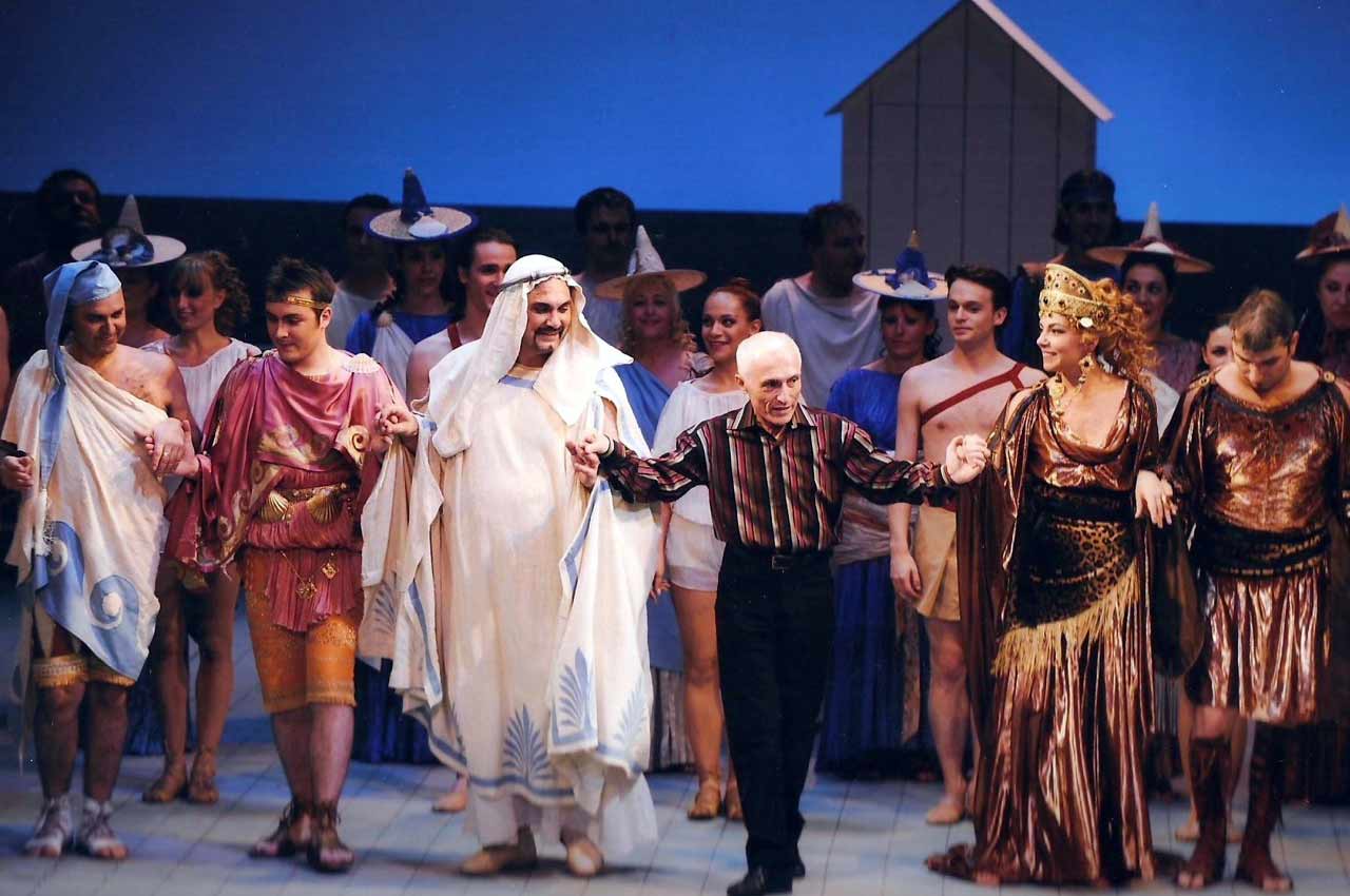 Bernard Pisani saluant avec les comédiens à la fin de la Belle Hélène (Opéra d'Avignon)